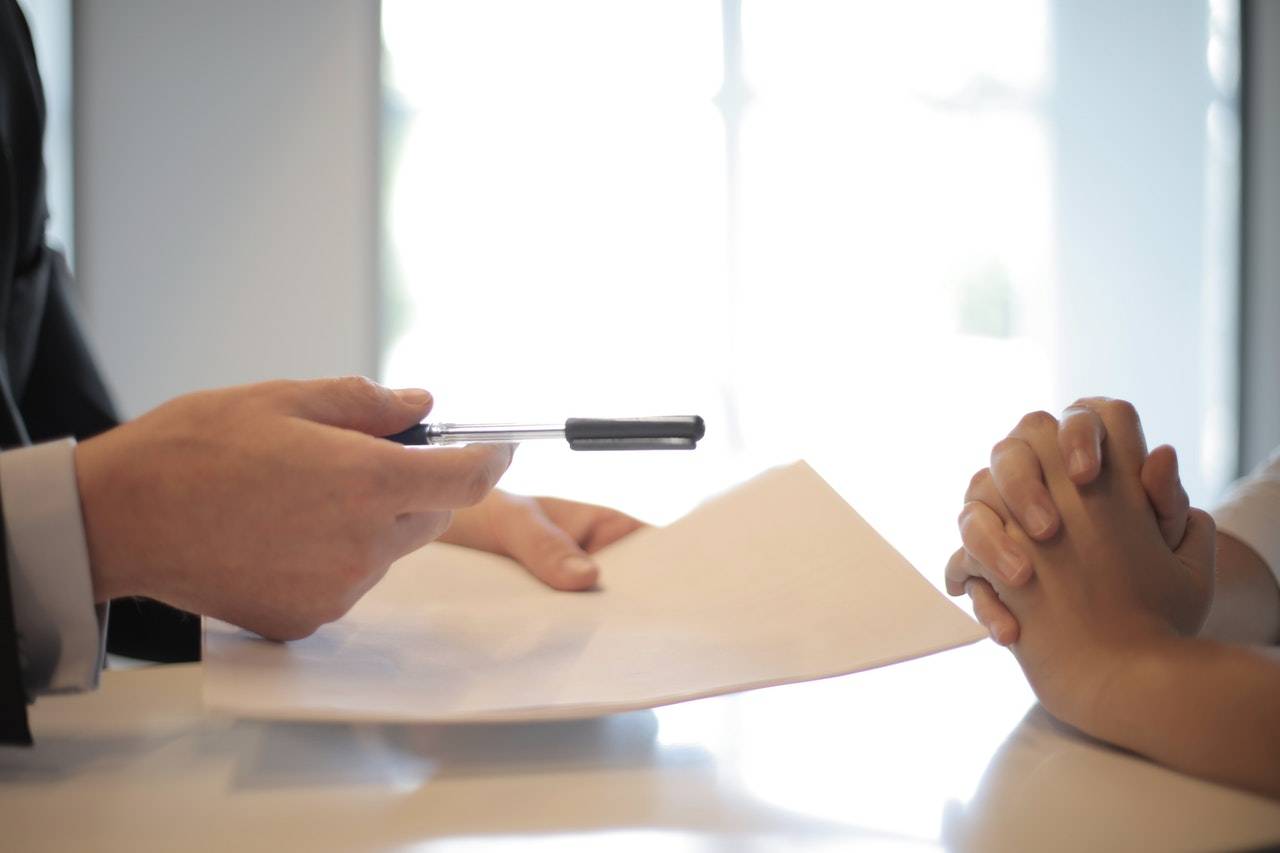 two person having a discussion.